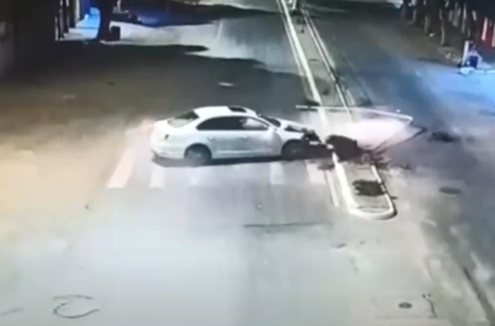 Motorista derruba semáforo e tenta enganar PM em Jaíba
