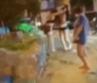 Vídeo mostra briga de mulheres em praça de Varginha