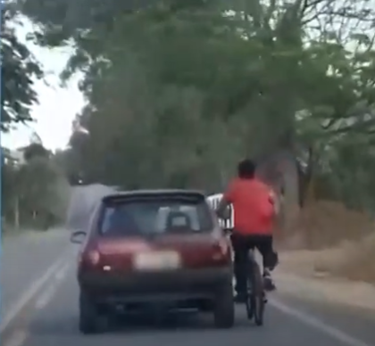 BR-460: ciclista pega “carona diferente” em um carro