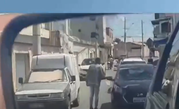 Norte de Minas: homem ameaça motoristas com pedras em semáforo