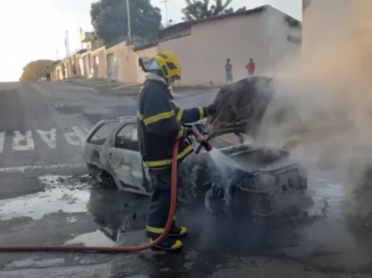 Montes Claros: carro fica destruído após incêndio