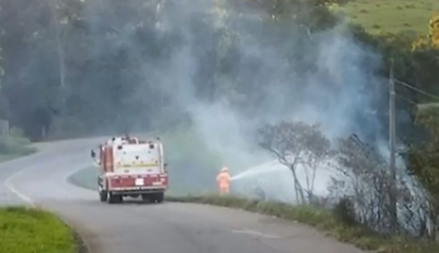 Lavras: bombeiros combatem incêndio em rodovia