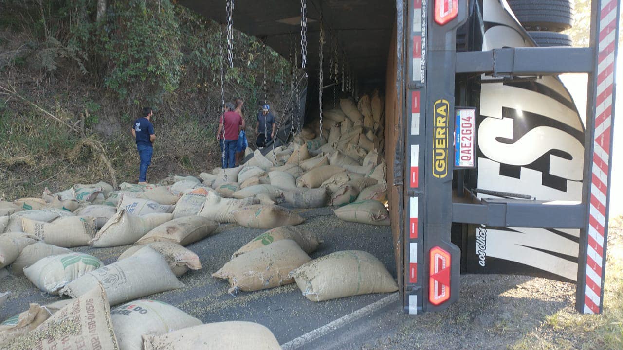 Entre Andradas e Ibitiura de Minas: caminhoneiro morre em acidente