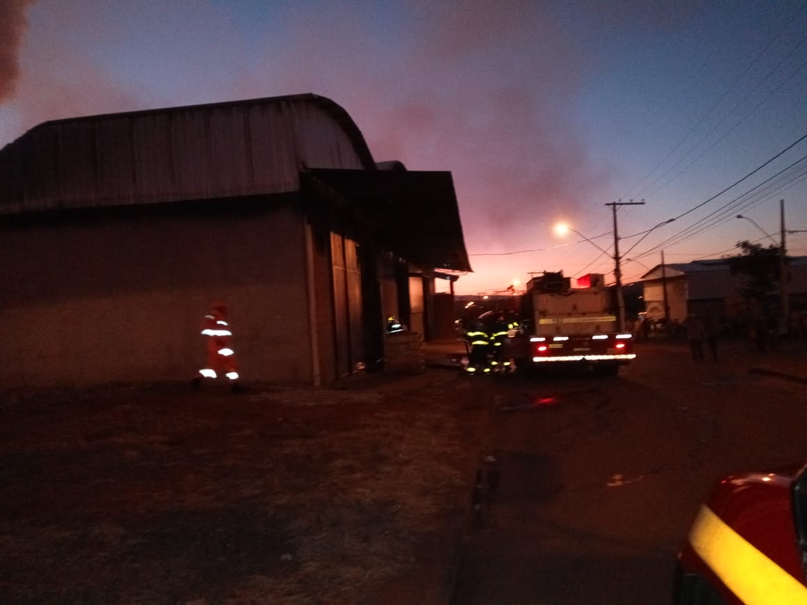 Barracão fica destruído após incêndio em Campos Gerais