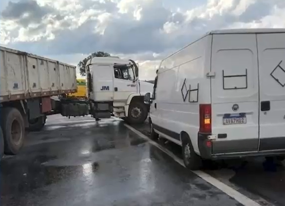 Pouso Alegre: acidente entre van e caminhão interdita Fernão Dias
