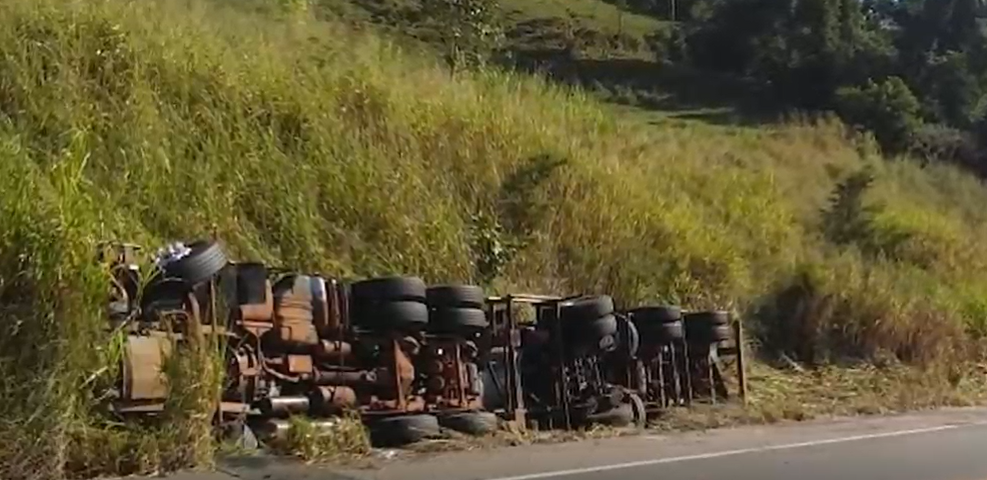 Carreta carregada com produtos químicos tomba na BR-116