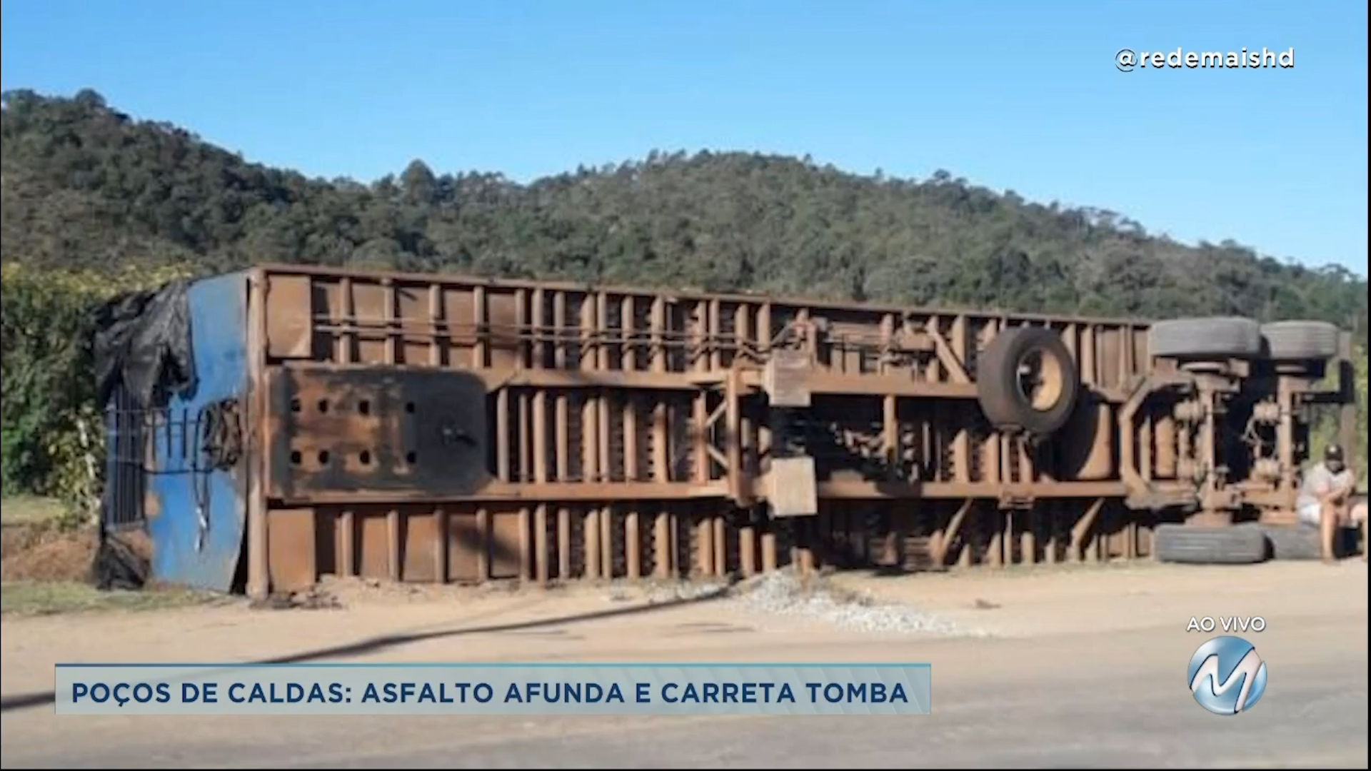 Poços de Caldas: asfalto afunda e carreta tomba