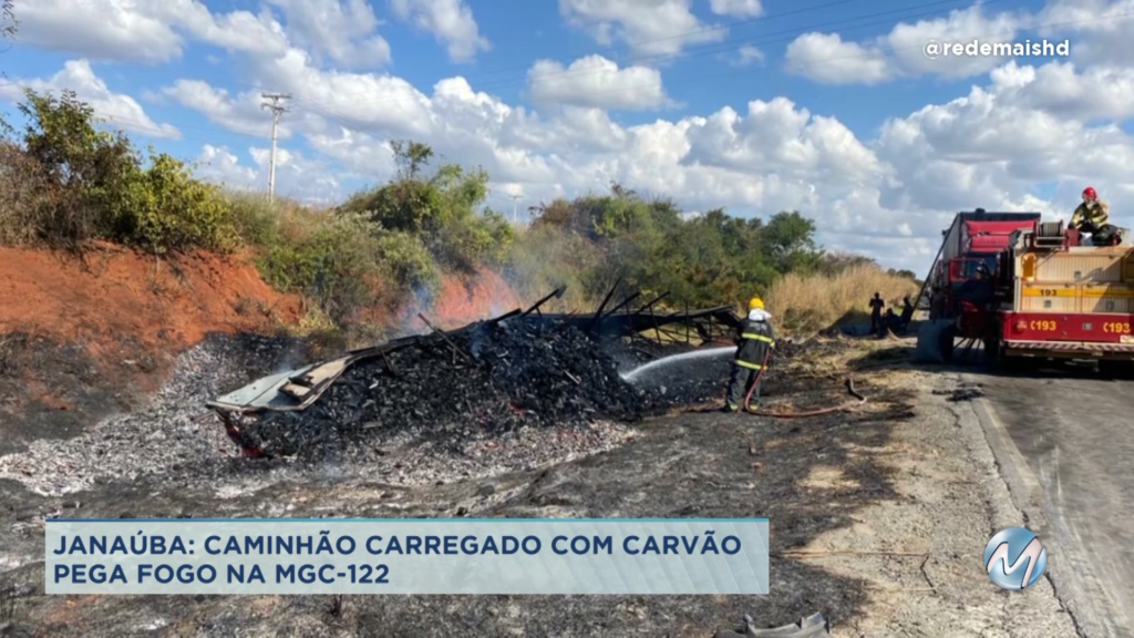 Janaúba: caminhão carregado com carvão pega fogo