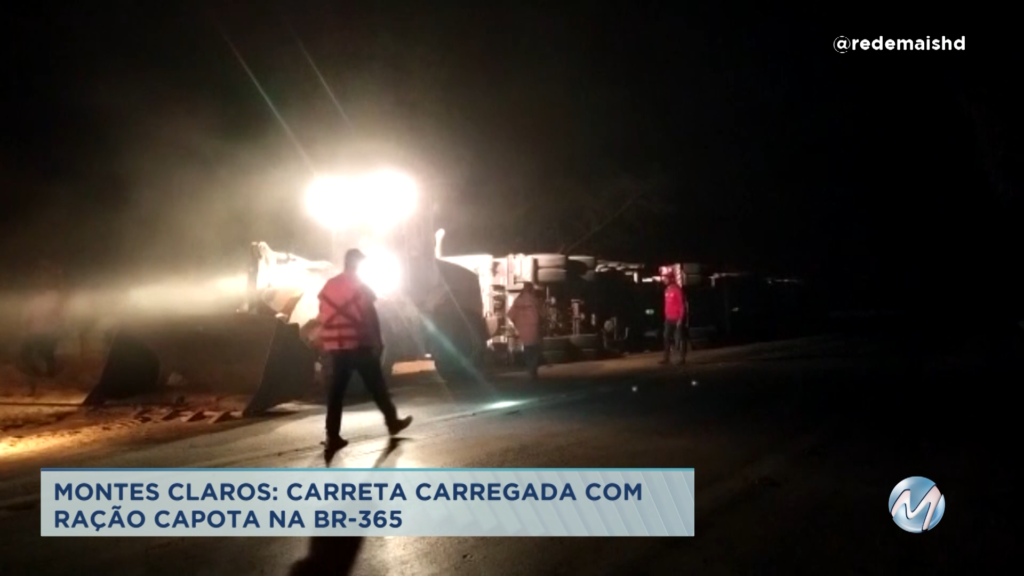 Carreta carregada com ração capota na BR-365 em Montes Claros