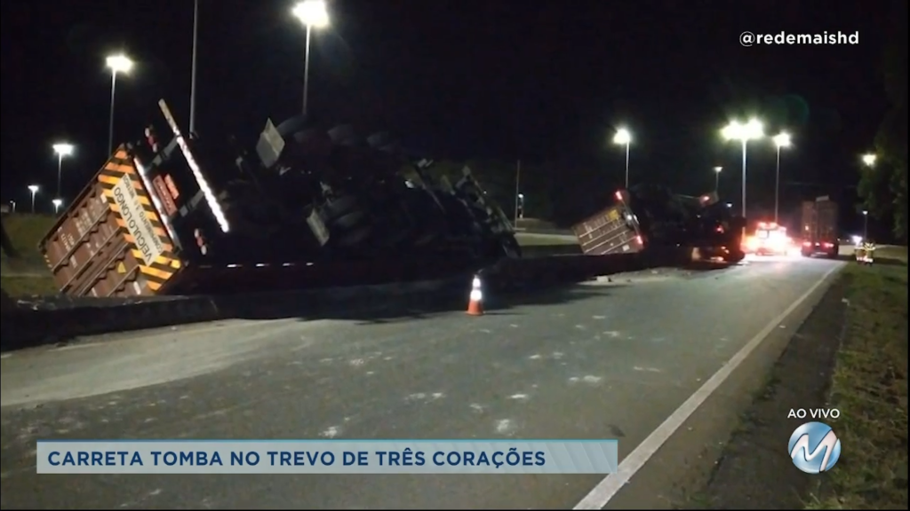 Carreta tomba no trevo de Três Corações