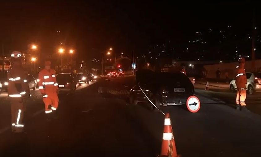 Juiz de Fora: carro derruba poste e criança fica ferida