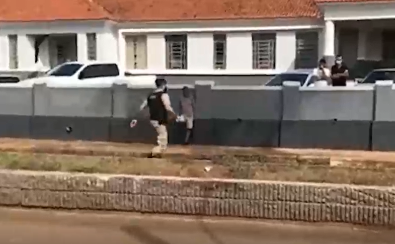 Discussão termina com homem baleado em Campos Gerais