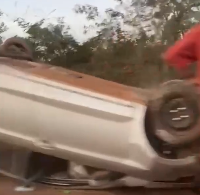 Carro sai da pista e capota na MG-135 no Norte de Minas