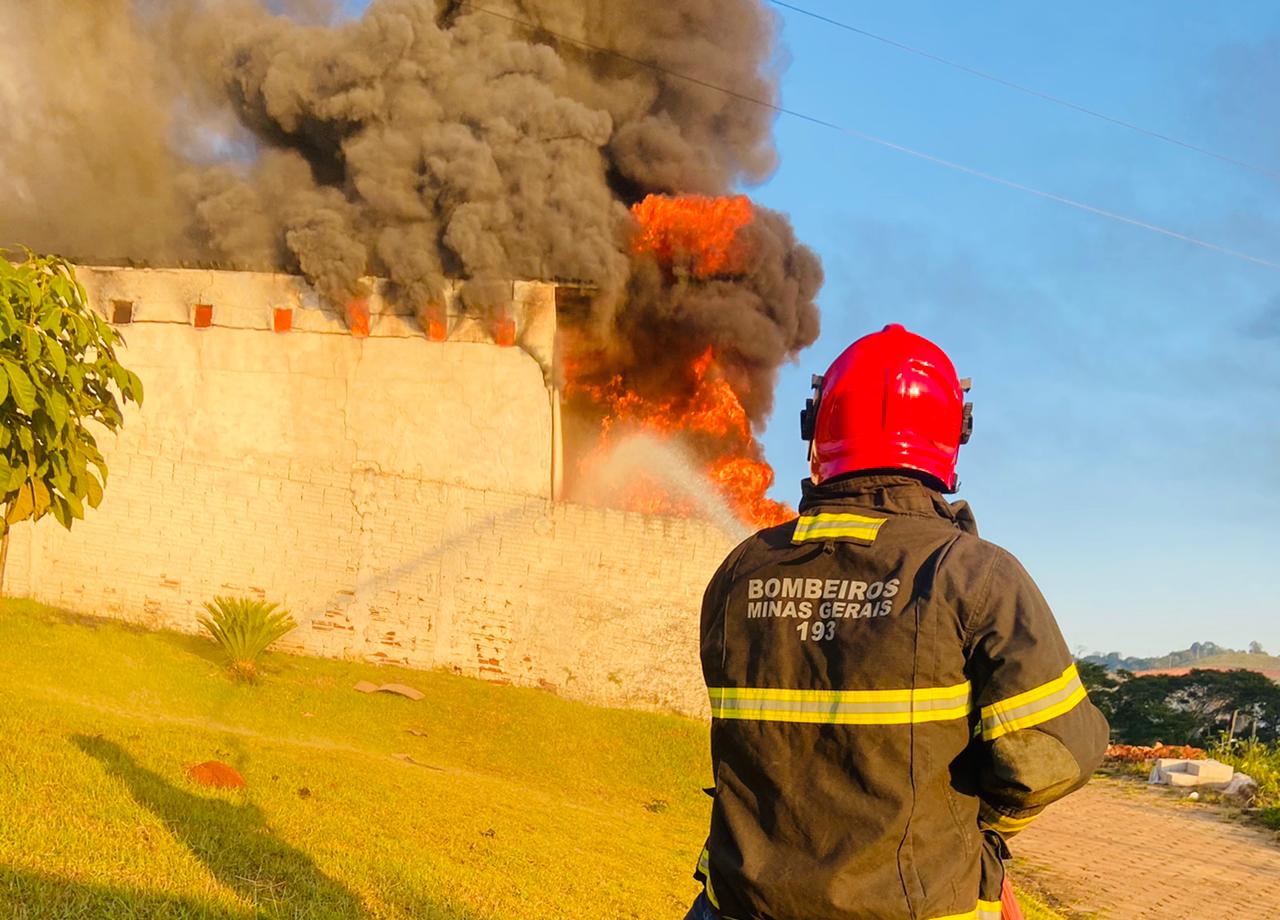 Pouso Alegre: bombeiros combatem incêndio em depósito de pneus