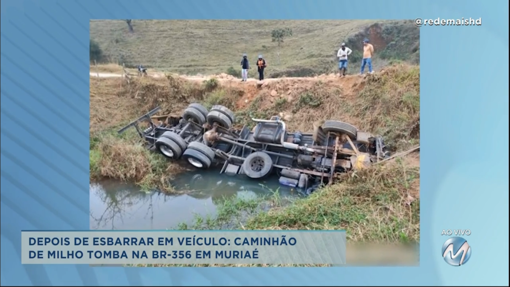 Depois de esbarrar em veículo: caminhão de milho tomba na BR-356