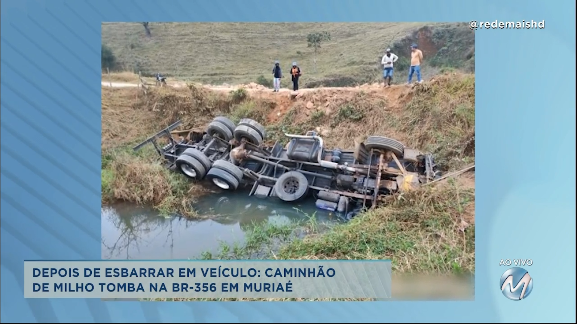 Depois de esbarrar em veículo: caminhão de milho tomba na BR-356