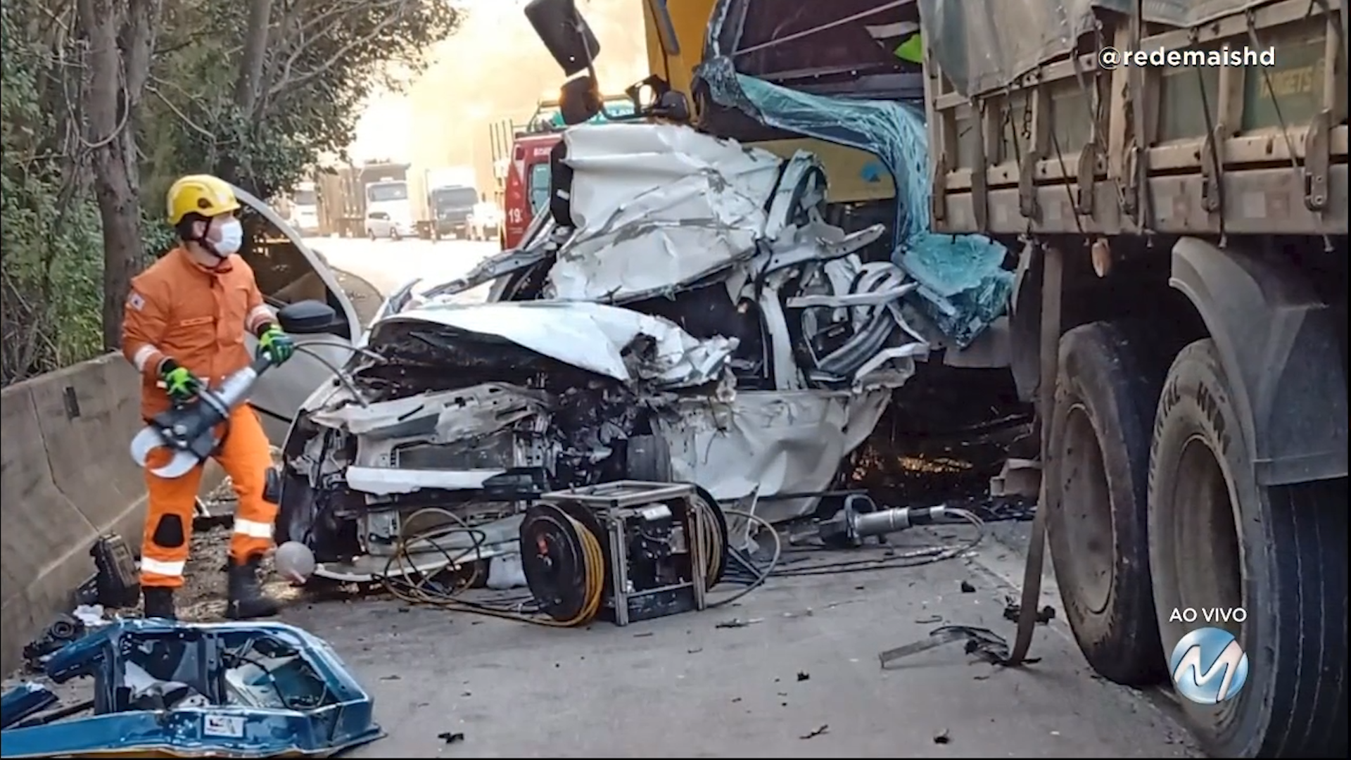 Grave acidente na Fernão Dias interdita rodovia na divisa de MG e SP