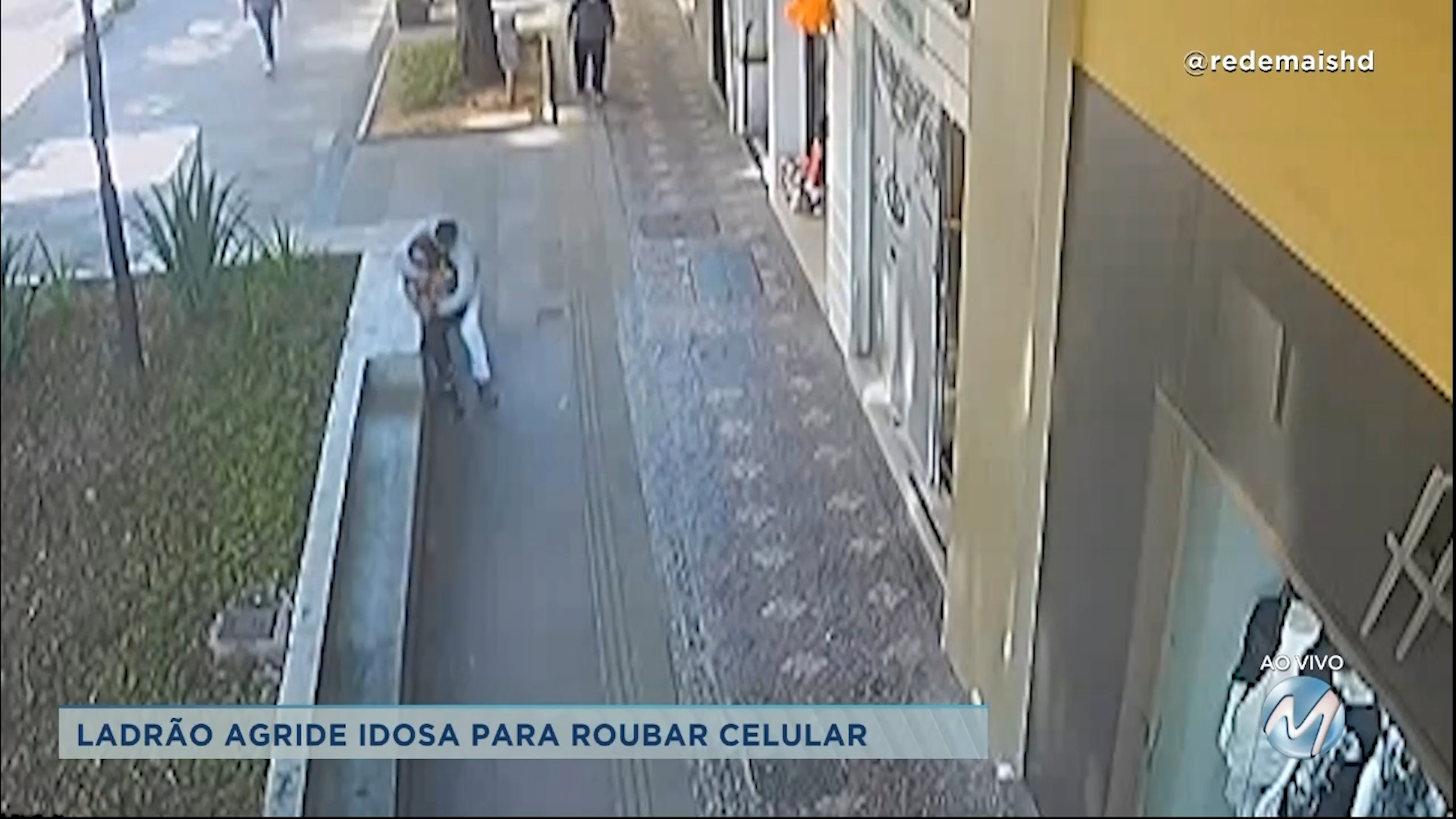 Ladrão agride idosa para roubar celular