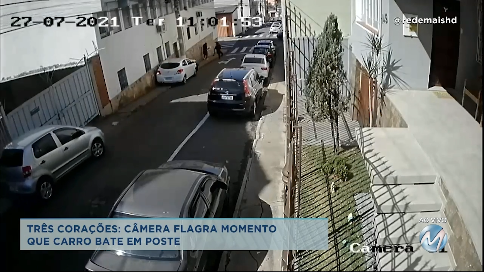 Câmera flagra momento em que carro bate em poste