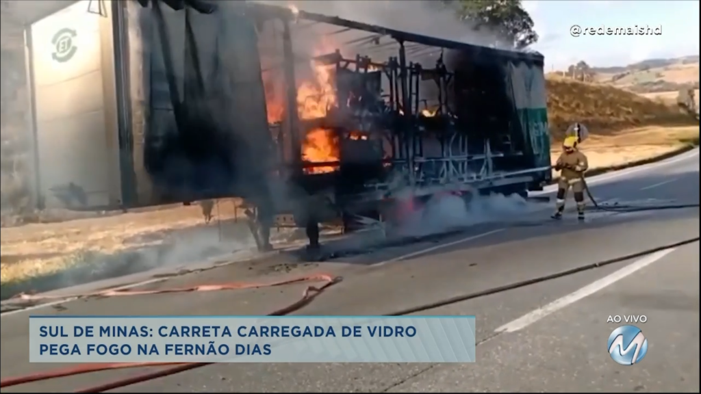 Carreta carregada de vidro pega fogo na Fernão Dias