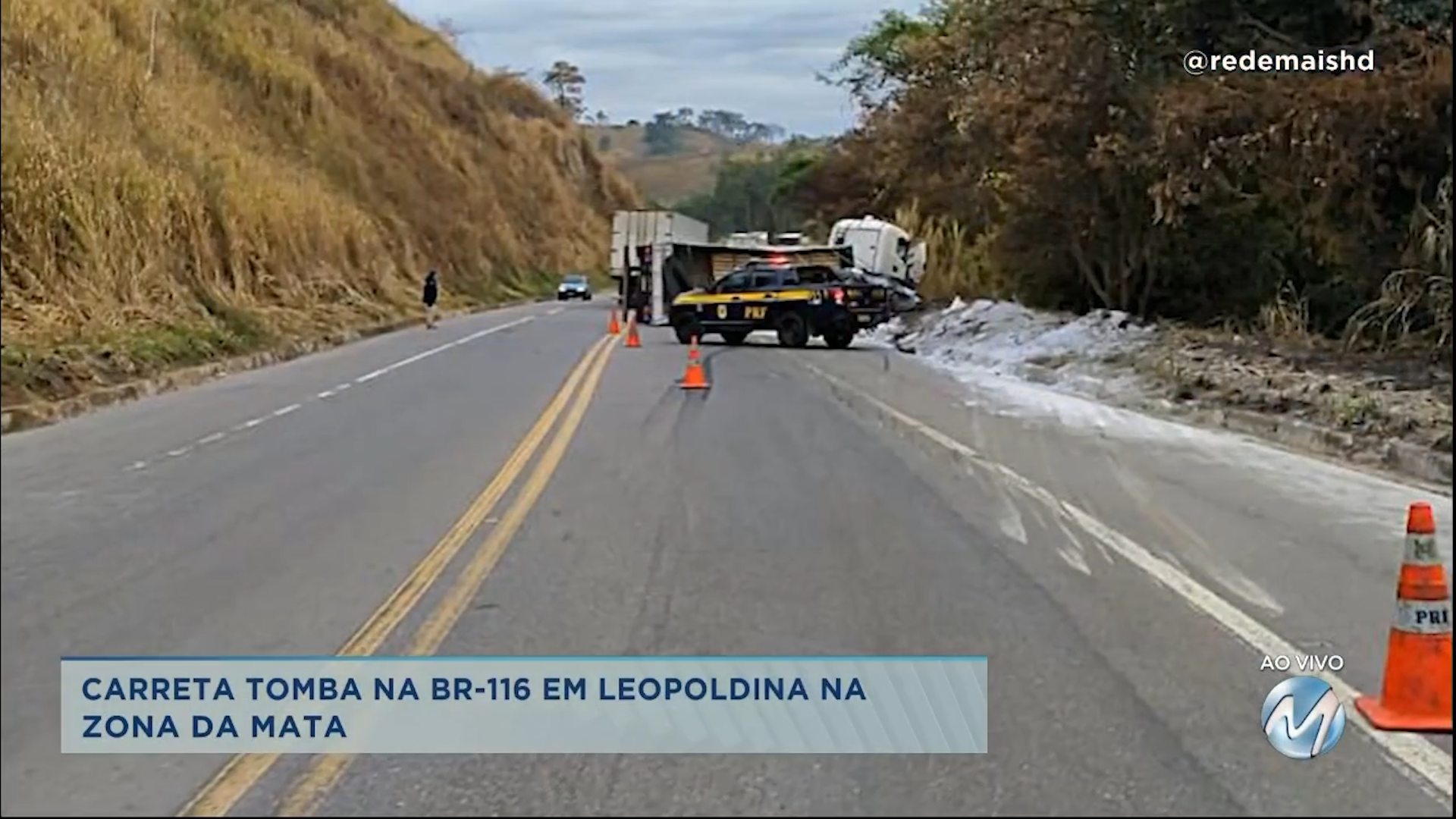 Carreta tomba na BR-116 em Leopoldina