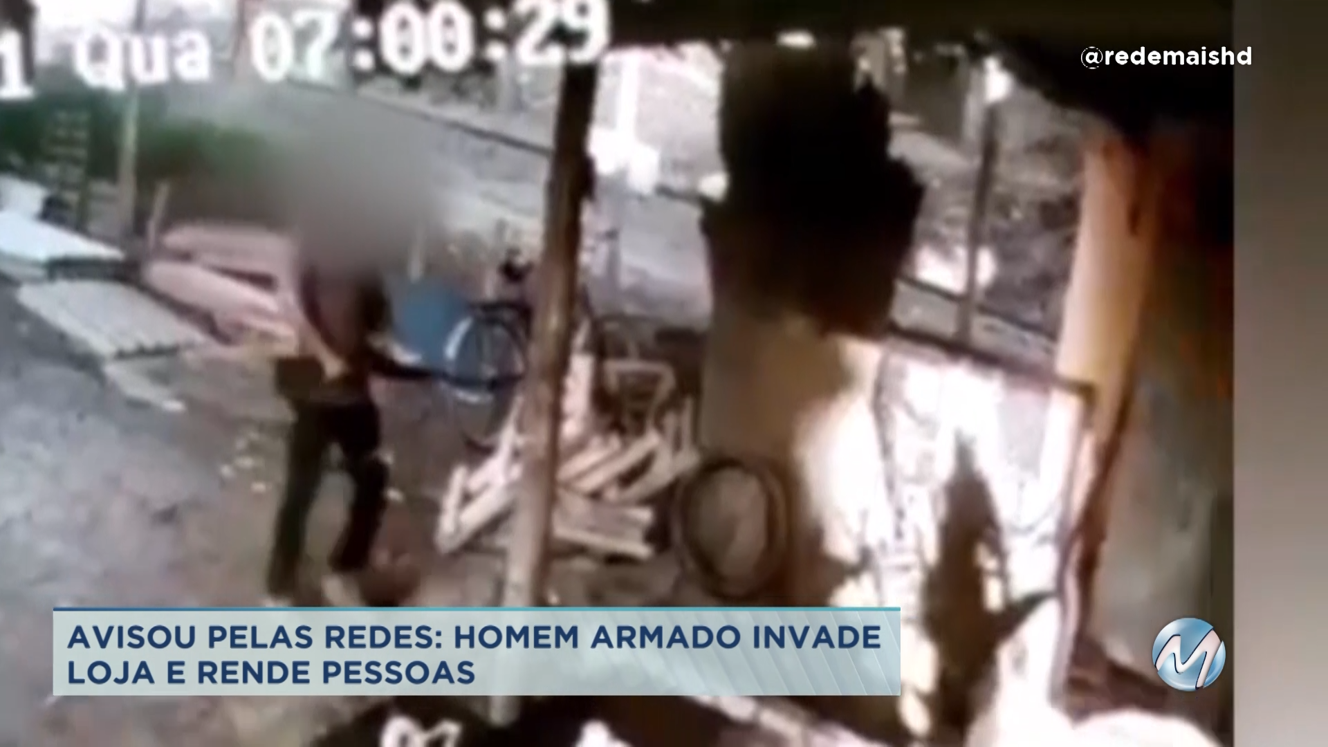 Avisou pelas redes: homem armado invade loja e rende pessoas