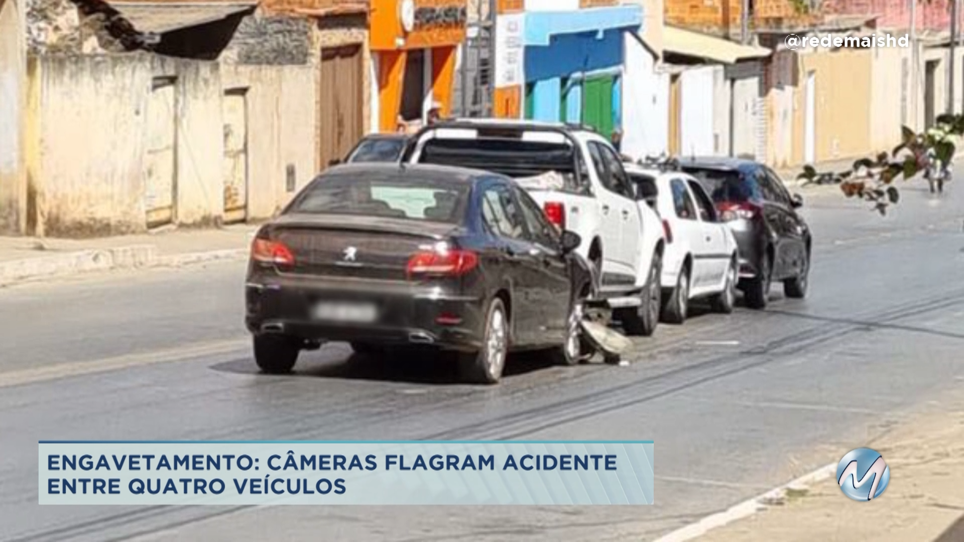 Engavetamento: câmeras flagram acidente entre 4 veículos em Montes Claros