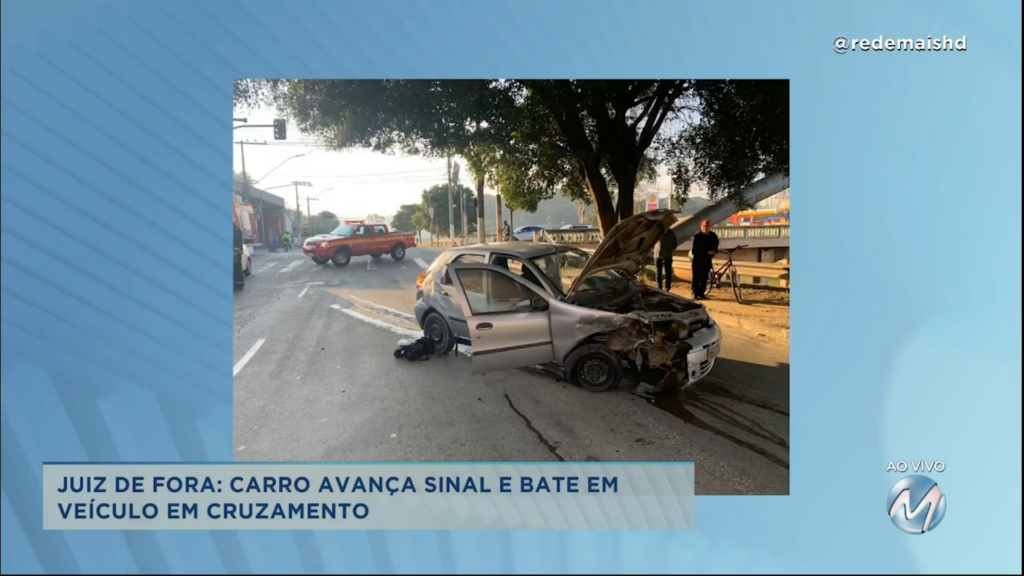 Juiz de Fora: carro avança sinal e bate em veículo em cruzamento