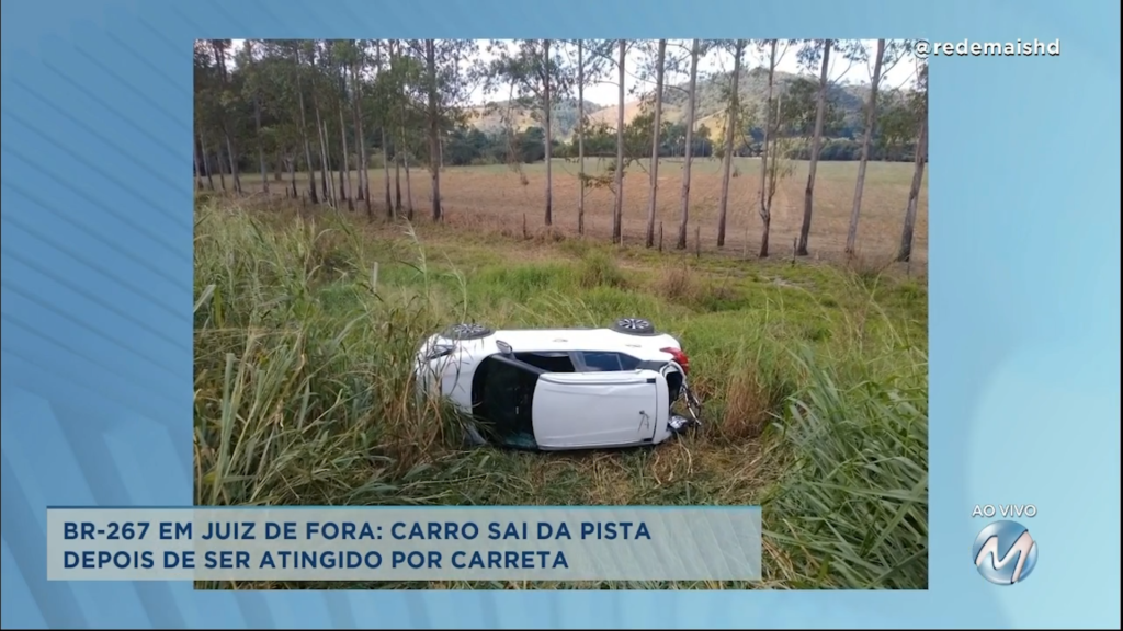 BR-267 em Juiz de Fora: carro sai da pista depois de ser atingido por carreta