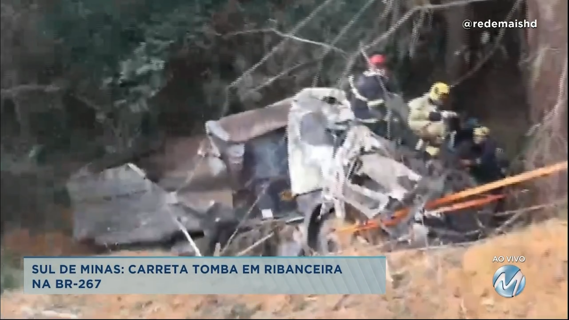 Sul de Minas: carreta tomba em ribanceira na BR-267