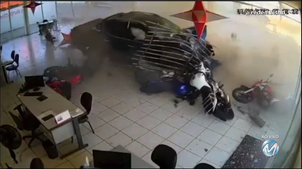 Flagrante: caminhonete invade concessionária de moto em Alfenas