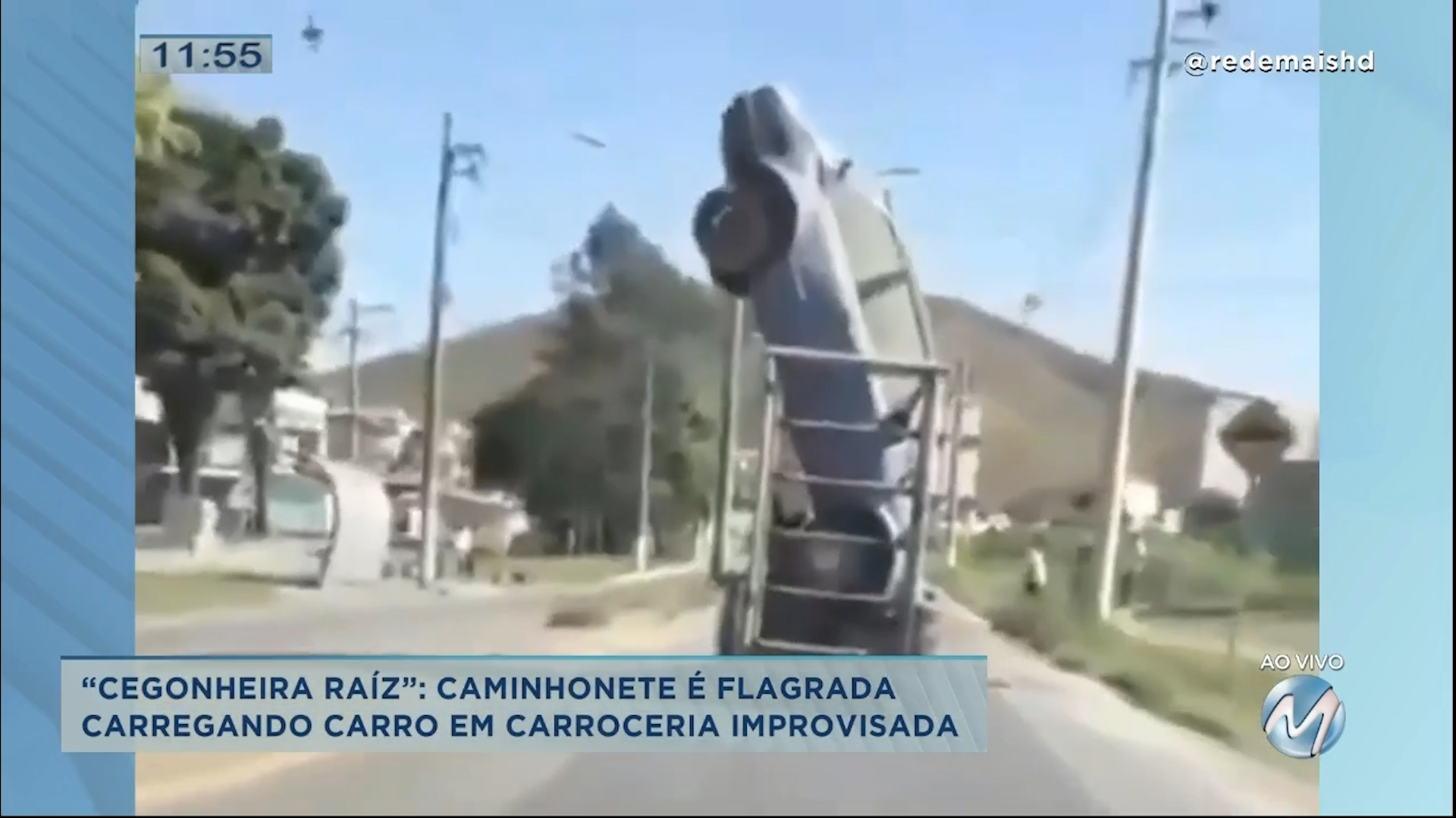 Inusitado: carro é transportado de forma improvisada em carroceria diferente
