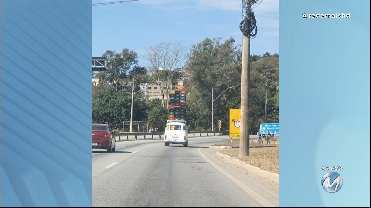 Motorista equilibrista: imagem flagra mais de 30 caixotes sendo carregados em teto de Kombi