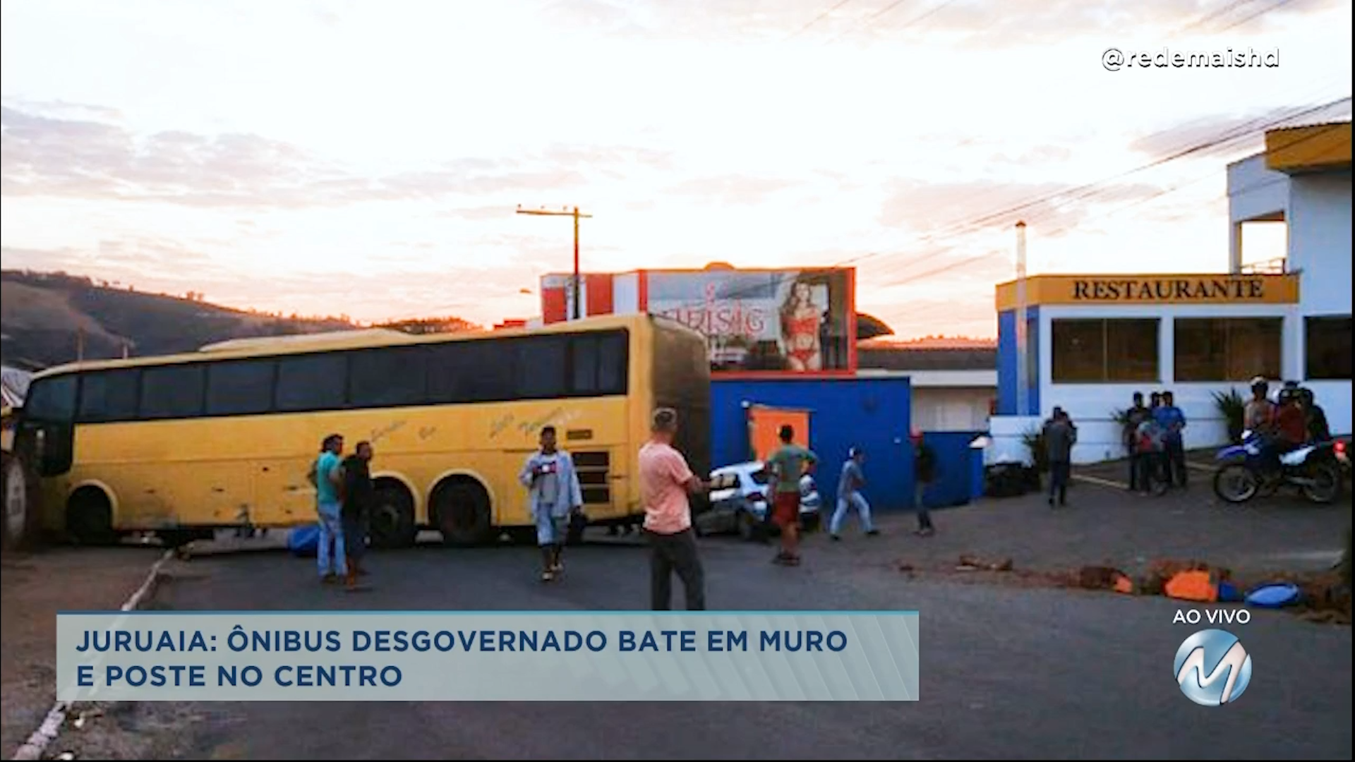 Juruaia: ônibus desgovernado bate em muro e poste