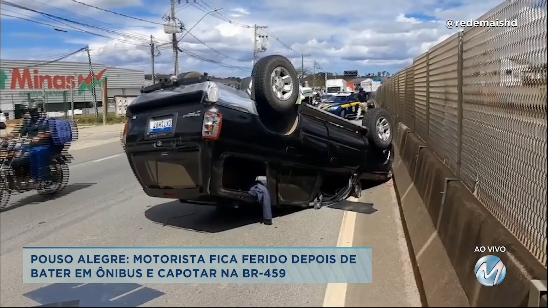Pouso Alegre: motorista fica ferido depois de bater em ônibus e capotar na BR-459