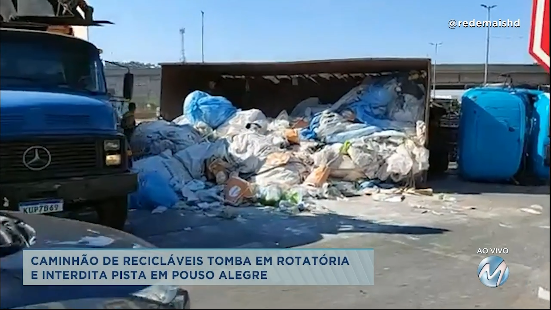 Pouso Alegre: caminhão de recicláveis tomba em rotatória