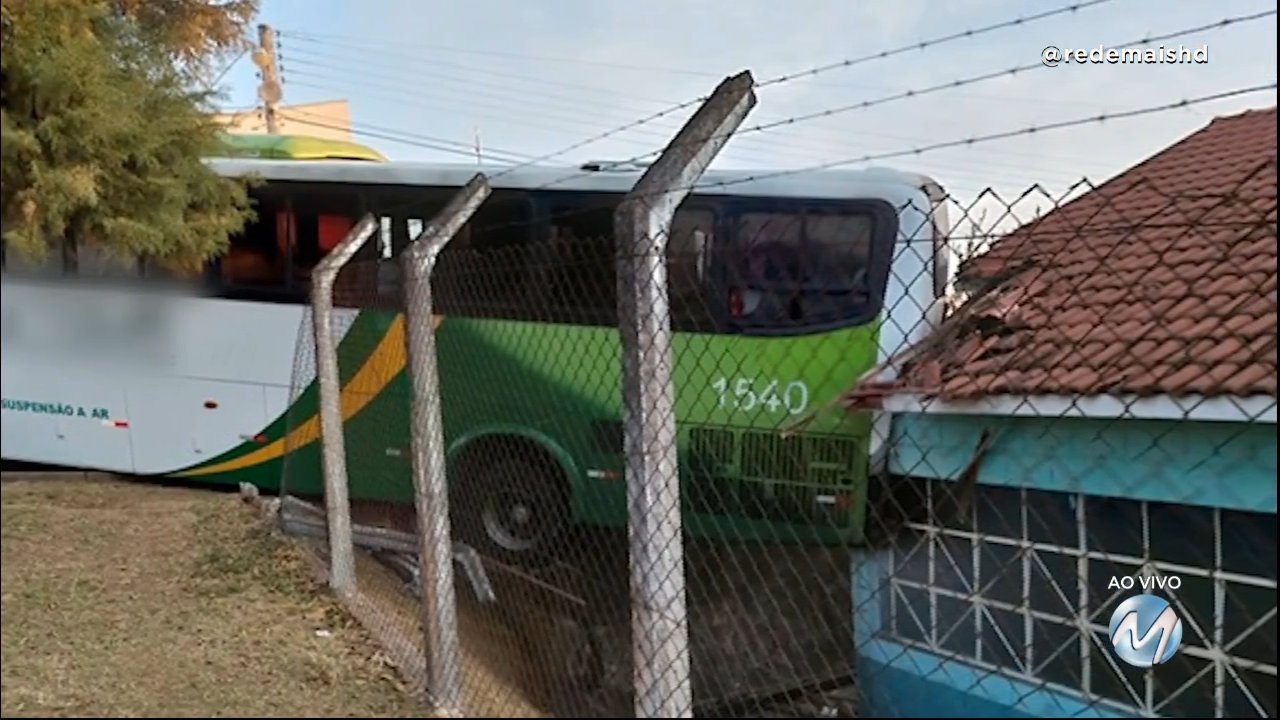 Poços de Caldas: ônibus desgovernado atinge creche