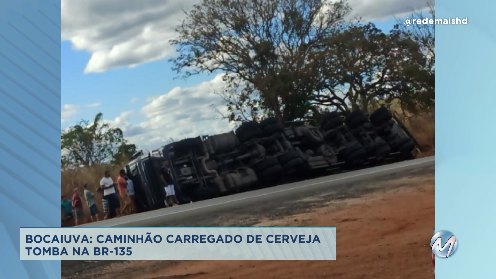 Bocaiuva: caminhão carregado de cerveja tomba na BR-135