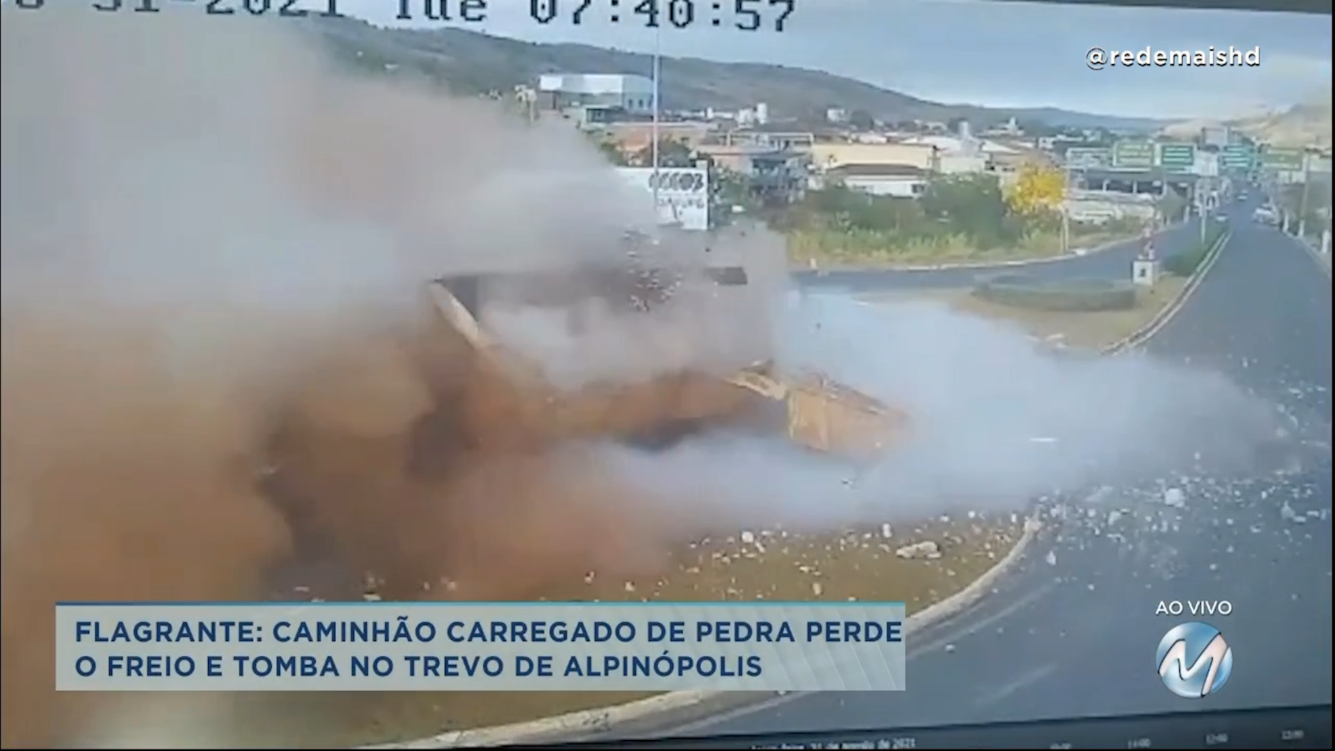 Flagrante: caminhão perde freio e tomba no trevo de Alpinópolis