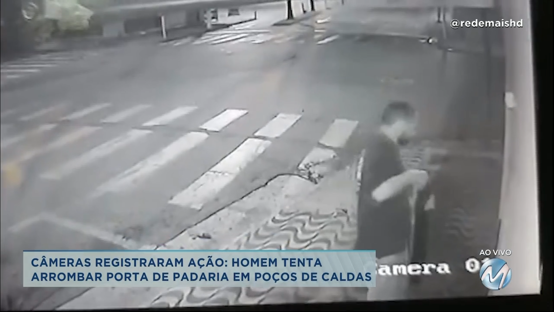 Câmeras registraram ação: homem tenta arrombar porta de padaria em Poços de Caldas