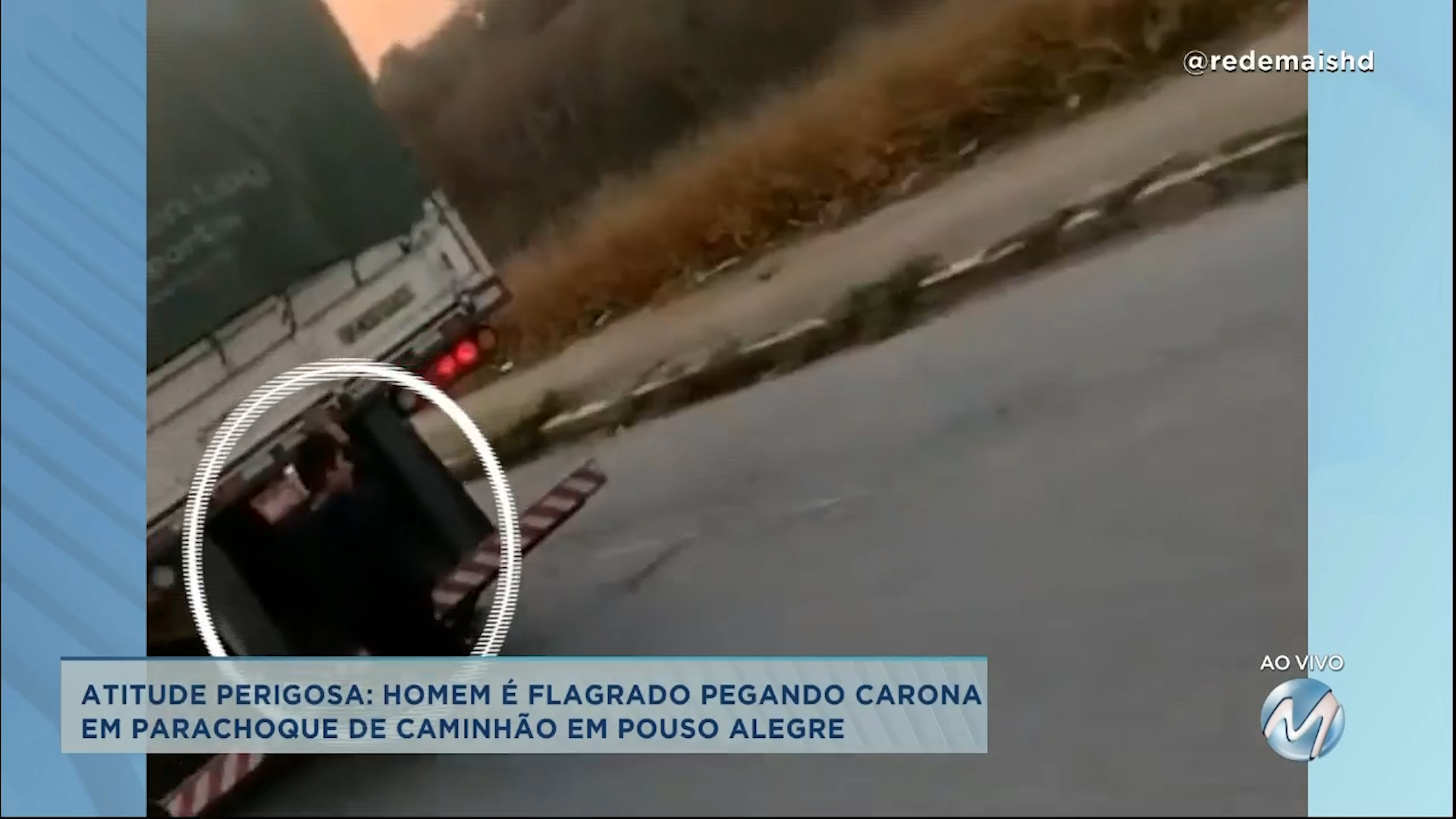 Atitude perigosa: homem é flagrado pegando carona em parachoque de caminhão