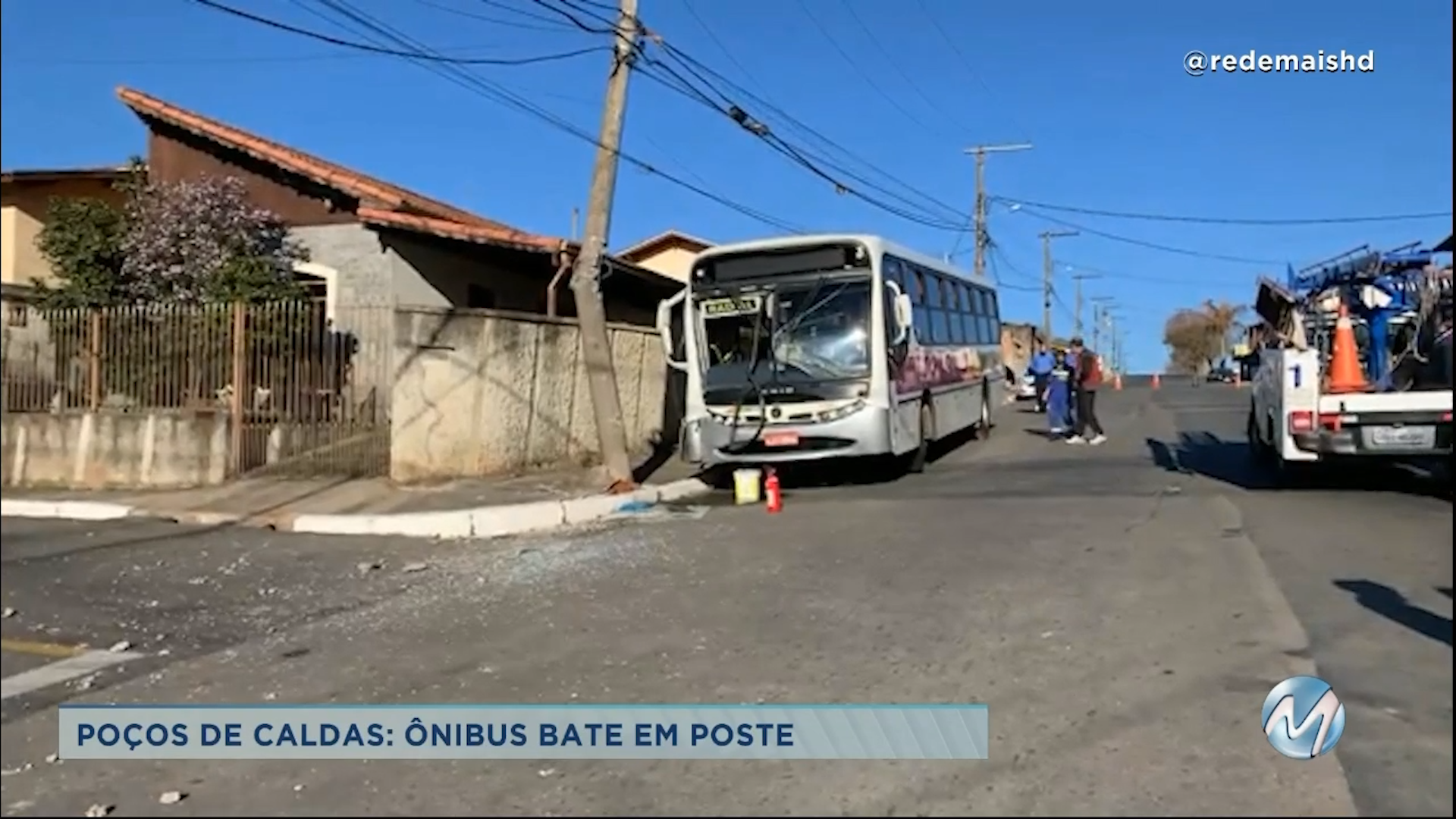 Poços de Caldas: ônibus bate em poste