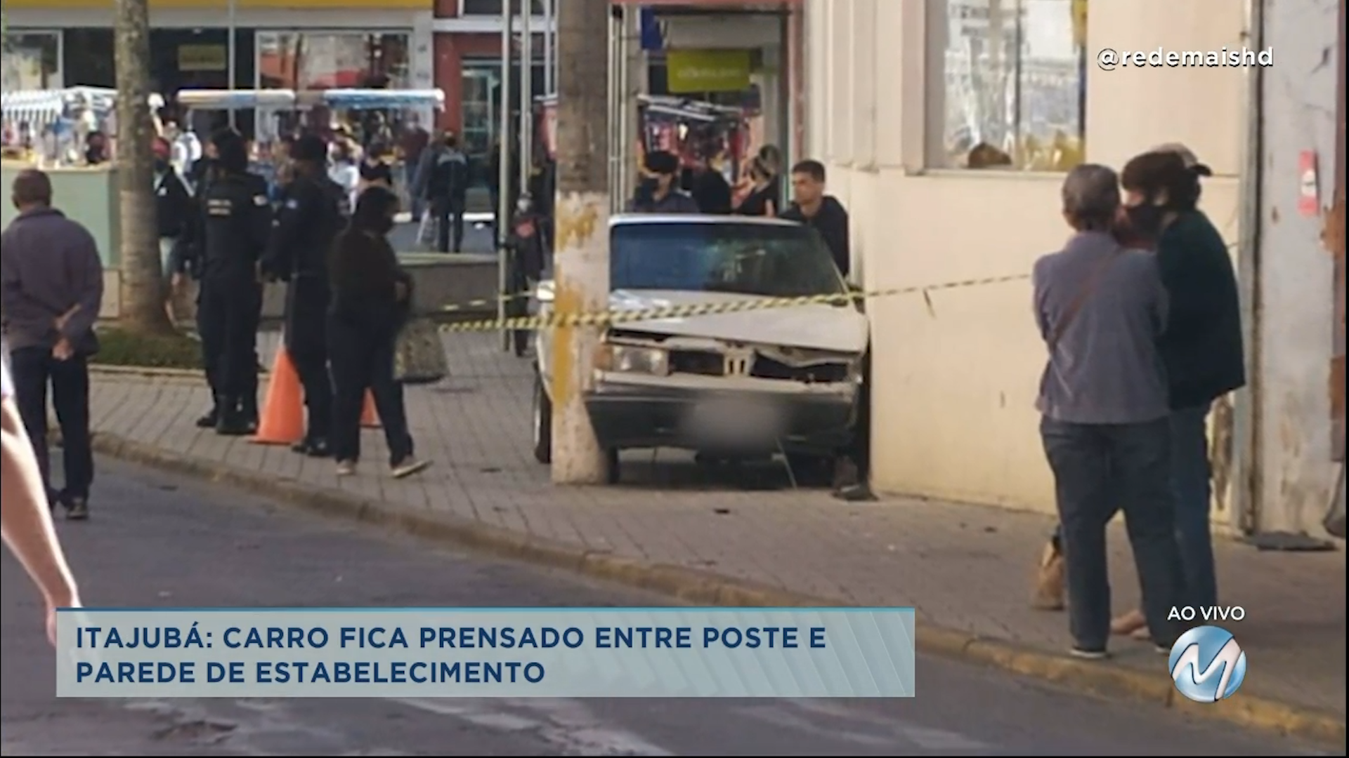 Itajubá: carro fica prensado entre poste e parede de estabelecimento