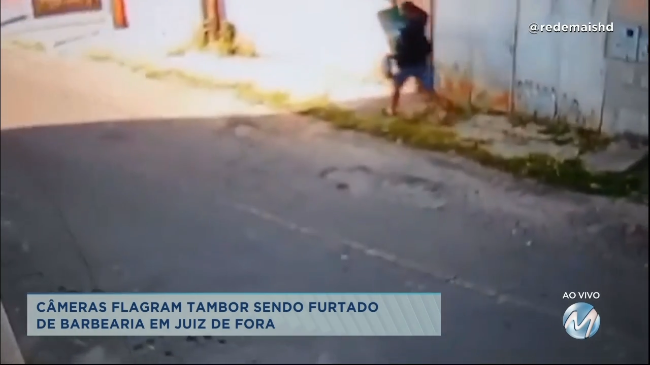 Câmeras flagram tambor sendo furtado de barbearia em Juiz de Fora