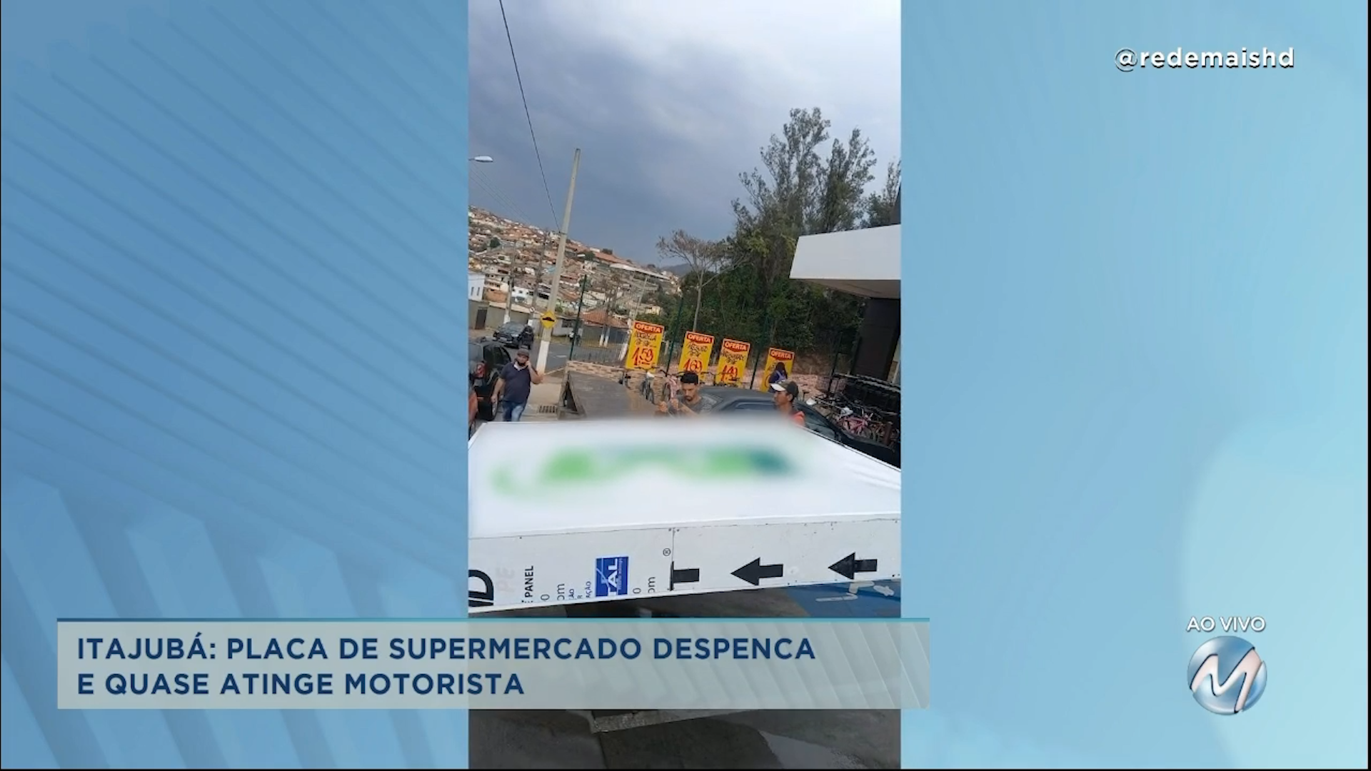 Susto em Itajubá: placa de supermercado despenca e quase atinge motorista