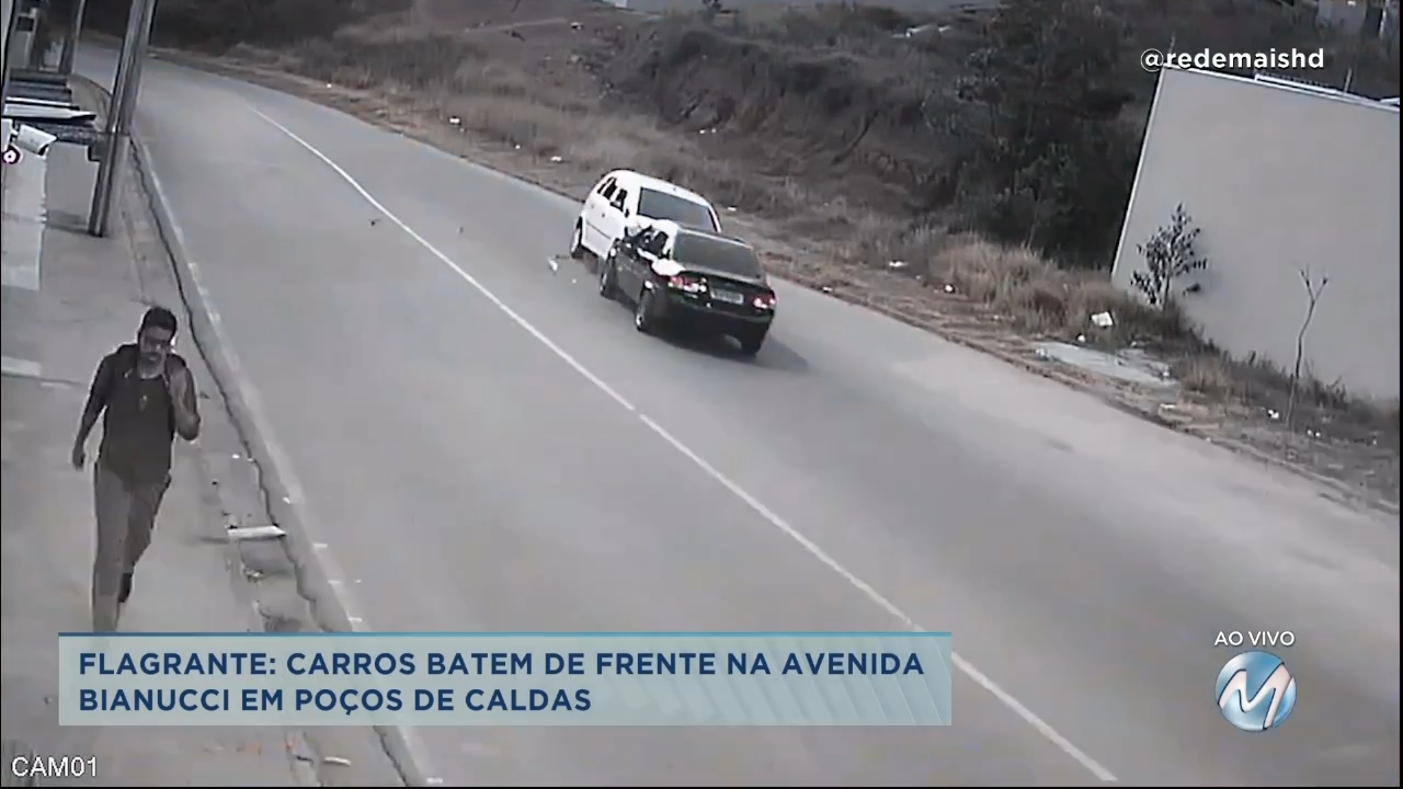Flagrante: carros batem de frente em Poços de Caldas