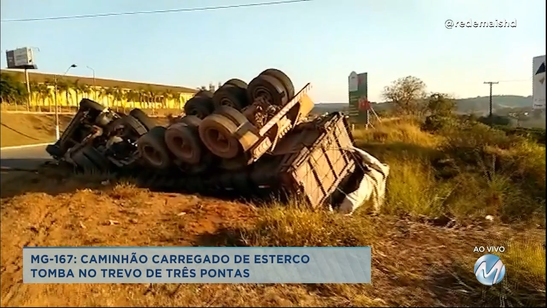 Sul de Minas: caminhão carregado de esterco tomba em Três Pontas