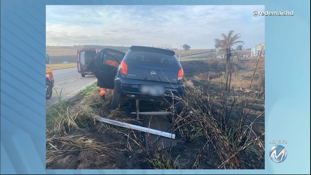 Idosos ficam feridos em acidente: pedaço de madeira impediu queda em ribanceira