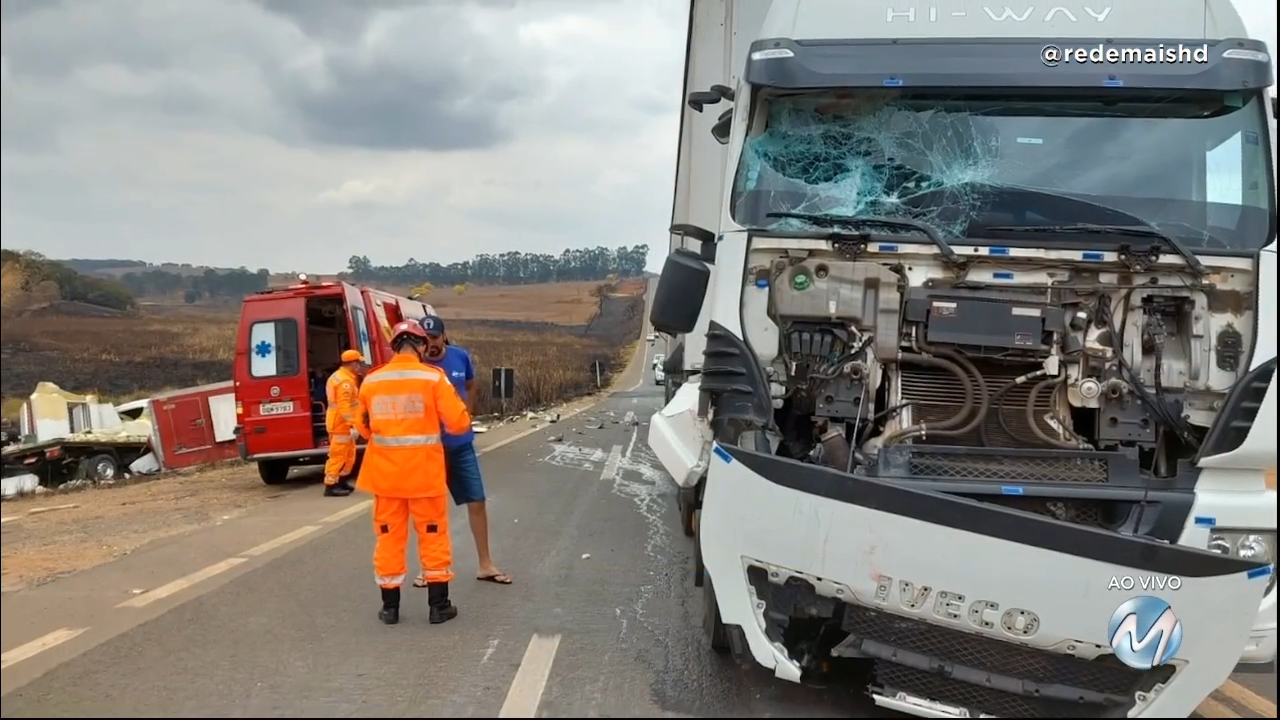 MGC-491 em Alfenas: carreta bate em caminhão depois de motorista passar mal