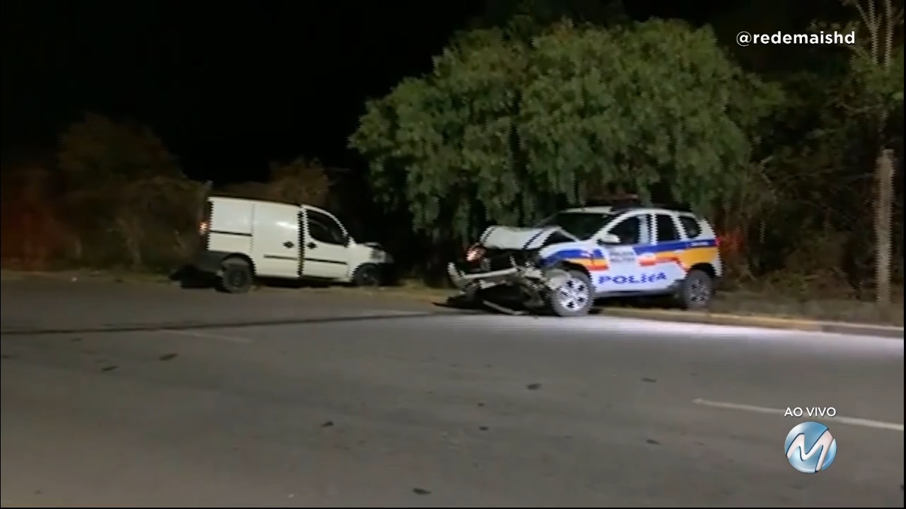 Poços de Caldas: carro faz ultrapassagem e bate em viatura da PM